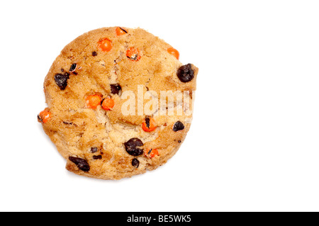 Un seul biscuit aux brisures de chocolat sur blanc Banque D'Images