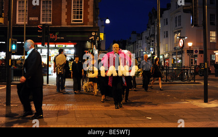 David Daly porte une couronne pour la Princesse Diana Memorial soir à Brighton, UK Banque D'Images