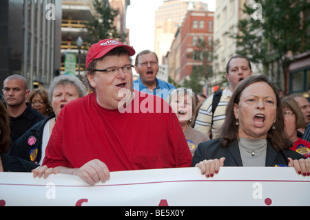 Michael Moore marche avec les membres de l'Union de théâtre POUR NOUS JOINDRE première de son nouveau film, "le capitalisme, une histoire d'amour' Banque D'Images