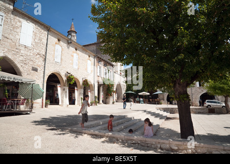 Bastide ville France; les enfants jouent sur la place du village central, la ville médiévale Bastide de Monflanquin, Aquitaine France Banque D'Images