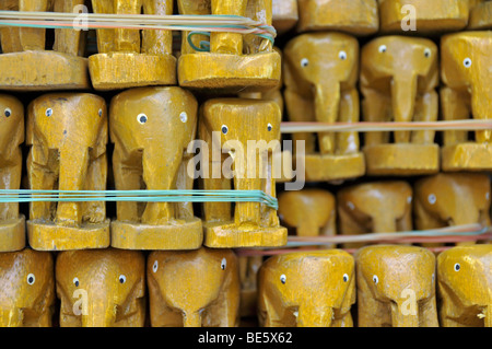 Les petits éléphants en teck, sanctuaire d'Erawan, Bangkok, Thailande, Asie Banque D'Images