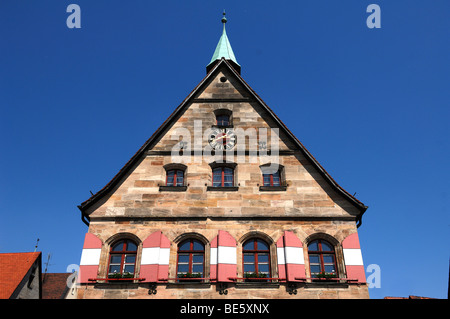 Pignon de l'ancien hôtel de ville contre le ciel bleu à la place du marché, gunzenhausen, Middle Franconia, Bavaria, Germany, Banque D'Images