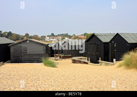 Fishermens cabanes sur la plage à Walberswick, Suffolk, Angleterre, Royaume-Uni. Banque D'Images