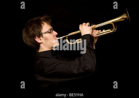Jeune musicien à jouer de la trompette Banque D'Images