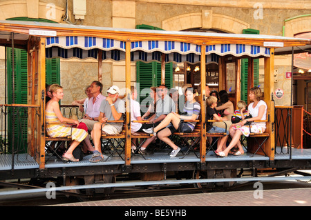 Les passagers, tramway historique à partir de 1912 en Port de Soller, Majorque, Iles Baléares, Espagne, Europe Banque D'Images