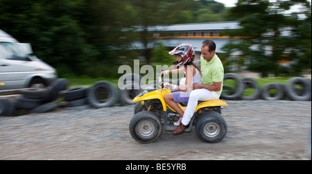 Père et fille équitation quad, Hesse, Germany, Europe Banque D'Images