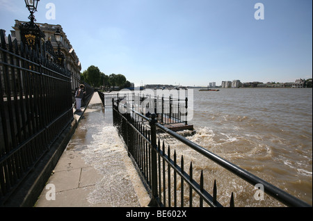 Une très haute marée à Greenwich, Londres, Angleterre, Royaume-Uni. 24 juin 2009 montrant le débordement de la rivière Thames. Banque D'Images