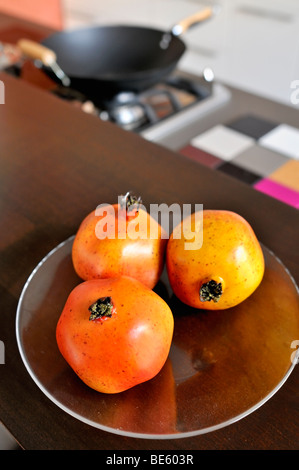 Des grenades dans une cuisine contemporaine Banque D'Images