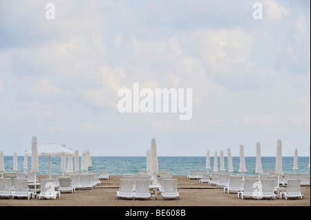 Abandonné de chaises longues sur la plage à Antalya, Turquie Banque D'Images