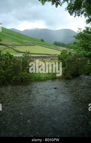 Vue sur les montagnes à travers une rivière près de as été l'eau dans le Lake District, Cumbria Banque D'Images