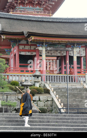 Pèlerin bouddhiste moine au temple Kiyomizu-dera à Kyoto, Japon, Asie Banque D'Images