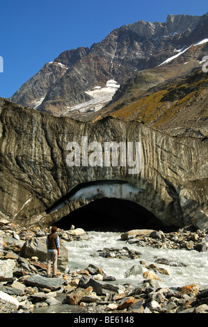 Visiteur se penche sur le glacier embouchure du glacier Langgletscher, Loetschental, Valais, Suisse Banque D'Images