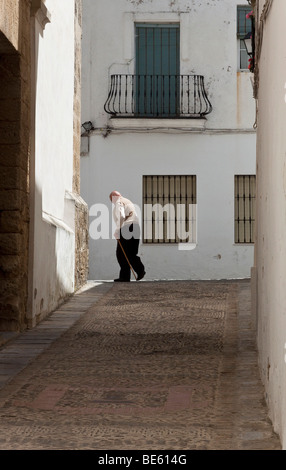 Man dans une petite ruelle à Vejer de la Frontera, Andalousie, Espagne, Europe Banque D'Images