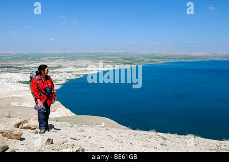 Randonneur sur Mt Jebel Arruda, Assad réservoir de rive Euphrat , à l'arrière, la Syrie, l'Asie Banque D'Images