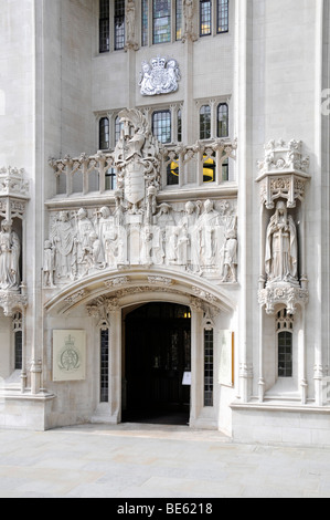 Façade et entrée voûtée ornée devant la Cour suprême Dans Middlesex Guildhall un bâtiment en pierre de portland classé à Westminster Londres Angleterre Royaume-Uni Banque D'Images