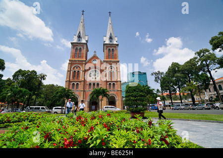 La cathédrale catholique de Notre Dame, Nha Tho Duc Ba - église Notre Dame, à l'arrière le Diamond Plaza Shopping Center, Saigon, H Banque D'Images