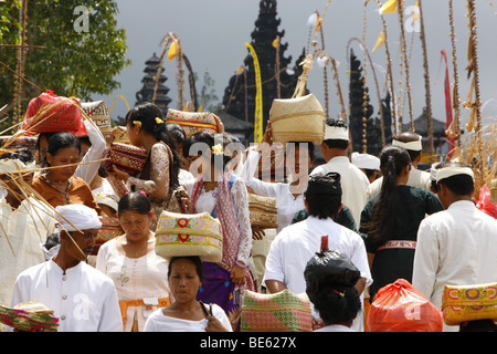 Pèlerins, festival du Nouvel An hindou, Pura Besakhi, qui a lieu tous les 10 ans, au volcan Agung, 2567m, Bali, Indonésie, Asie Banque D'Images