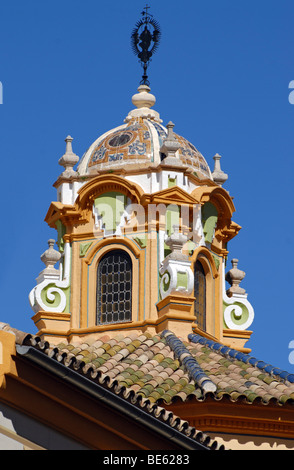 Un clocher d'une église à Cordoba contre ciel bleu à Cordoue, Andalousie, Espagne, Europe Banque D'Images