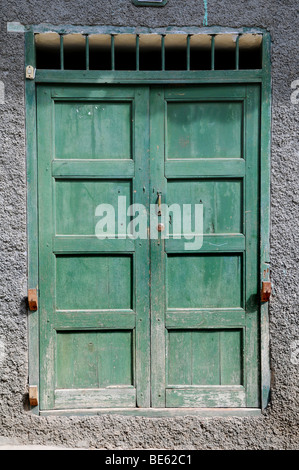 Old grunge porte verte avec des éclats de peinture dans la région de Cajabamba, Pérou Banque D'Images