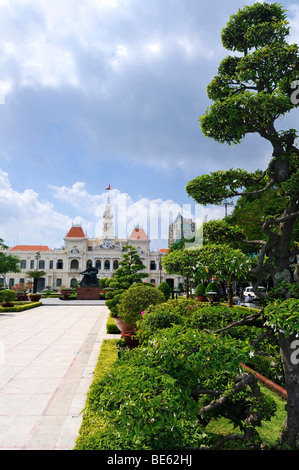 Hôtel de ville historique et de bonsai, Saigon, Ho Chi Minh City, Vietnam, Asie du sud-est Banque D'Images