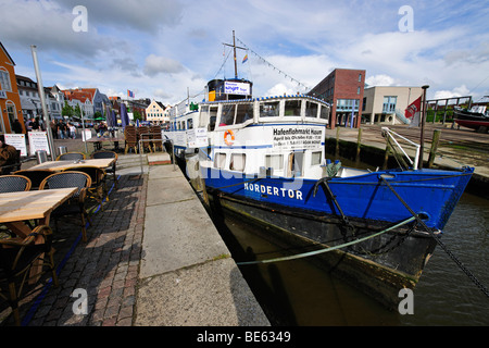 Bateau dans le port d'Husum, côte de la mer du Nord, Schleswig Holstein, Allemagne, Europe Banque D'Images