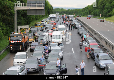 Embouteillage après l'inondation sur l'A 81 L'autoroute au km 563, entre Pleidelsheim et Ludwigsburg-Nord en direction de Stuttga Banque D'Images