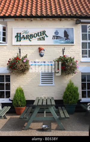 L'Harbour Inn public house dans le port de Southwold, Suffolk, Angleterre, Royaume-Uni. Il a un signe marquant le niveau d'inondation de 1953. Banque D'Images