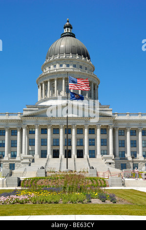 La Utah State Capitol récemment rénové donne sur le centre-ville de Salt Lake City, Utah, États-Unis d'Amérique. Banque D'Images