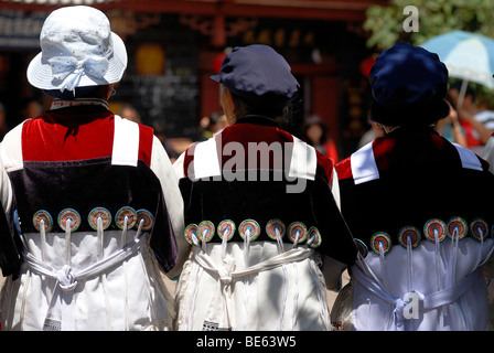 Trois femmes âgées de la minorité Naxi de Lijiang Naxi, robe, Yunnan, Chine du Sud, la Chine, l'Asie Banque D'Images