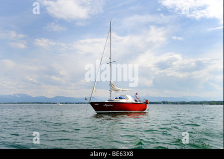 Bateau à voile sur le Lac de Starnberg, Upper Bavaria, Bavaria, Germany, Europe Banque D'Images