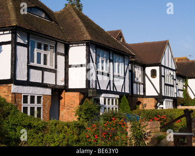 Rangée de mock Tudor 1930 maisons individuelles à Esher, Surrey. UK. Banque D'Images