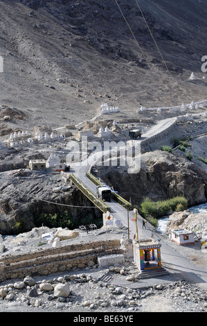 Pont de l'oasis , Hundar sur un affluent de la rivière avec convoi militaire fleuves Shyok, poste de garde, prières, Chorten et Mani Banque D'Images