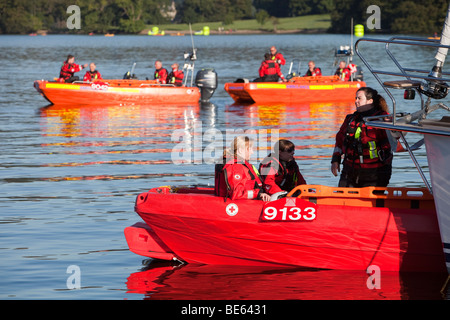 Les embarcations de sécurité sur le lac Windermere dans le Lake District pour le Grand Nord 2009 la nage, 1 km de natation de bienfaisance. Banque D'Images