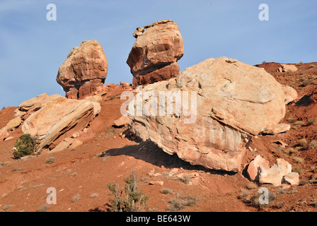 Twin Rocks sur l'autoroute 24, Capitol Reef National Park, Utah, USA Banque D'Images