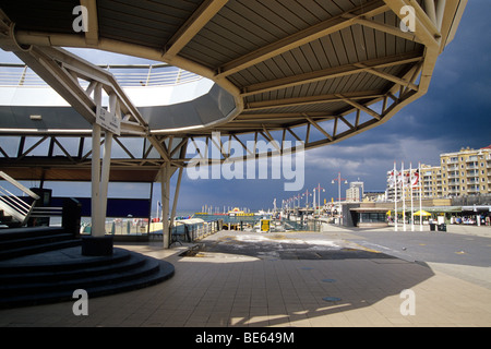 Entrée principale de la promenade, jetée à la plage de Scheveningen, une station balnéaire à la mode grandi ensemble avec La Haye, Banque D'Images