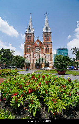 La cathédrale catholique de Notre Dame, Nha Tho Duc Ba - église Notre Dame, à l'arrière le Diamond Plaza Shopping Center, Saigon, H Banque D'Images