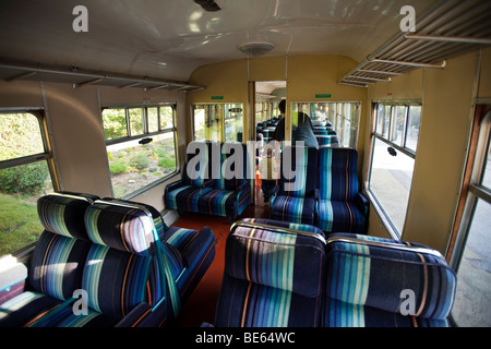 Royaume-uni, Angleterre, dans le Yorkshire, Keighley & Worth Valley Steam Railway station, ferme de l'homme et du jeune enfant en train d'embarquement Banque D'Images