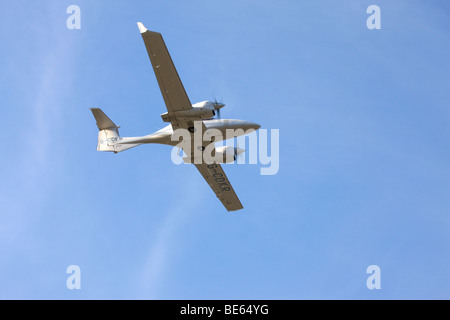 Diamond DA42 Twin Star G-CDKR en vol au dessus de l'Aérodrome de Sandtoft Banque D'Images