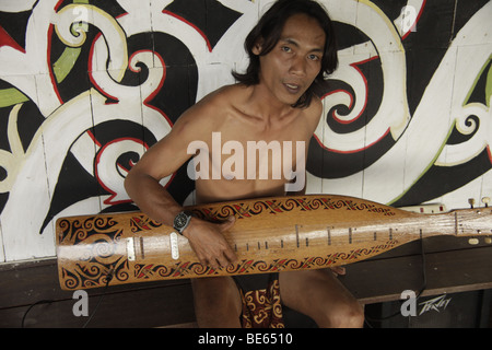 Musicien Iban jouant un instrument traditionnel, dans le village culturel de Sarawak près de Kuching, Sarawak, Bornéo, Malaisie, Sud Banque D'Images