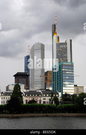 Les toits gris de la tour principale du quartier financier avec la Banque centrale européenne La Helaba, EZB, Commerzbank et la Banque nationale suisse S Banque D'Images