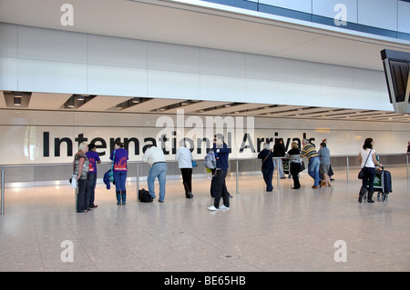 Hall des arrivées des vols internationaux, le Terminal 5, Heathrow Airport. London Borough of London, Greater London, Angleterre, Royaume-Uni Banque D'Images