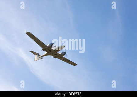 Diamond DA42 Twin Star G-CDKR en vol au dessus de l'Aérodrome de Sandtoft Banque D'Images