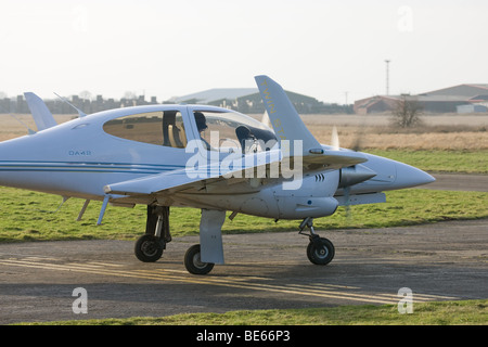 Diamond DA42 Twin Star G-CDKR le roulage à Sandtoft Airfield Banque D'Images