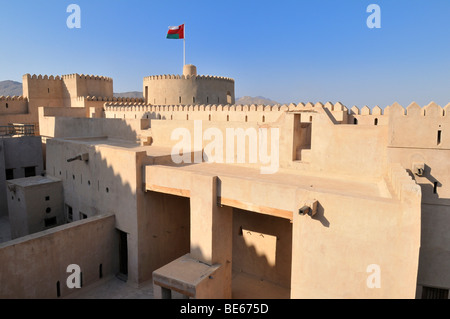 Fortification adobe historique Rustaq Fort ou château, Hajar al Gharbi Montagnes, Batinah Région, Sultanat d'Oman, l'Arabie, Middl Banque D'Images