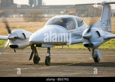 Diamond DA42 Twin Star G-CDKR le roulage à Sandtoft Airfield Banque D'Images