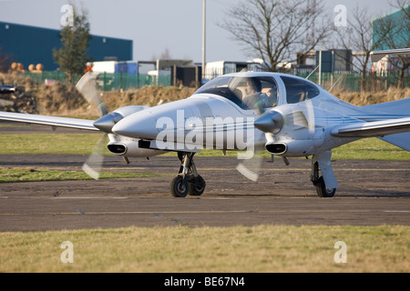 Diamond DA42 Twin Star G-CDKR le roulage à Sandtoft Airfield Banque D'Images