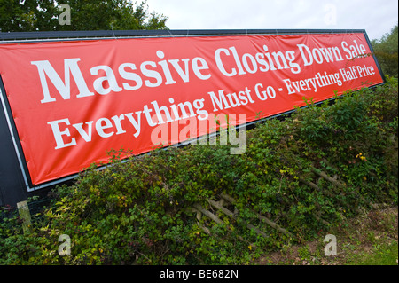 La fermeture de la vente massive hoarding en dehors de Wyevale garden centre à Castleton près de Cardiff South Wales UK Banque D'Images