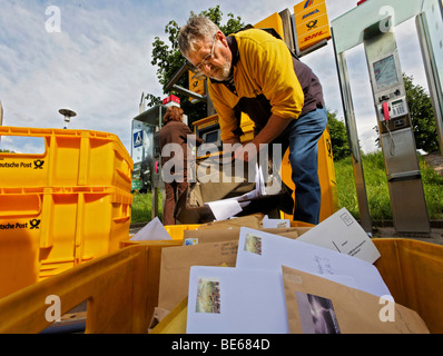 Rainer Herzig apporte et les extractions de mail, et vide la boîte aux lettres entre le centre de distribution Waiblingen et les branches de t Banque D'Images