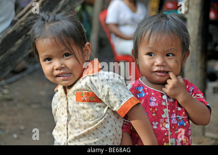 Deux jeunes filles dans les bidonvilles de Phnom Penh, Cambodge, Asie Banque D'Images