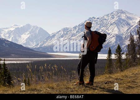 Randonneur profitant de la vue sur la vallée de la rivière Slims et Glacier Kaskawulsh, Réserve de parc national Kluane, Yukon Territory, Canada Banque D'Images